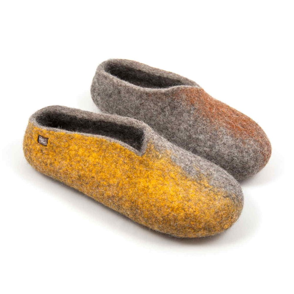 Stylish ladies slippers in earthy colors from the SEASONS collection by wooppers. A pair of wool slippers in grey. the right one has yellow on the right side of the shoe and the left has a warm brown on the left side of the shoe.