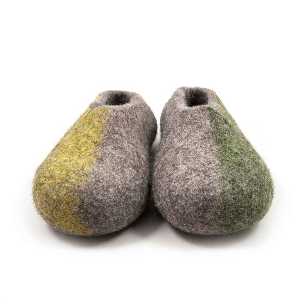 Womens slippers in grey wool with added green spring colors from the SEASONS collection by wooppers. The right slipper has lime green on the right side of the shoe and the left has green on the left side of the shoe. We see the slippers sideways from the front as they are placed one next to the other.