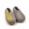 Wool slippers for women in grey with added green spring colors from the SEASONS collection by wooppers. The right slipper has lime green on the right side of the shoe and the left has green on the left side of the shoe. We see the slippers sideways from the top placed one next to the other.