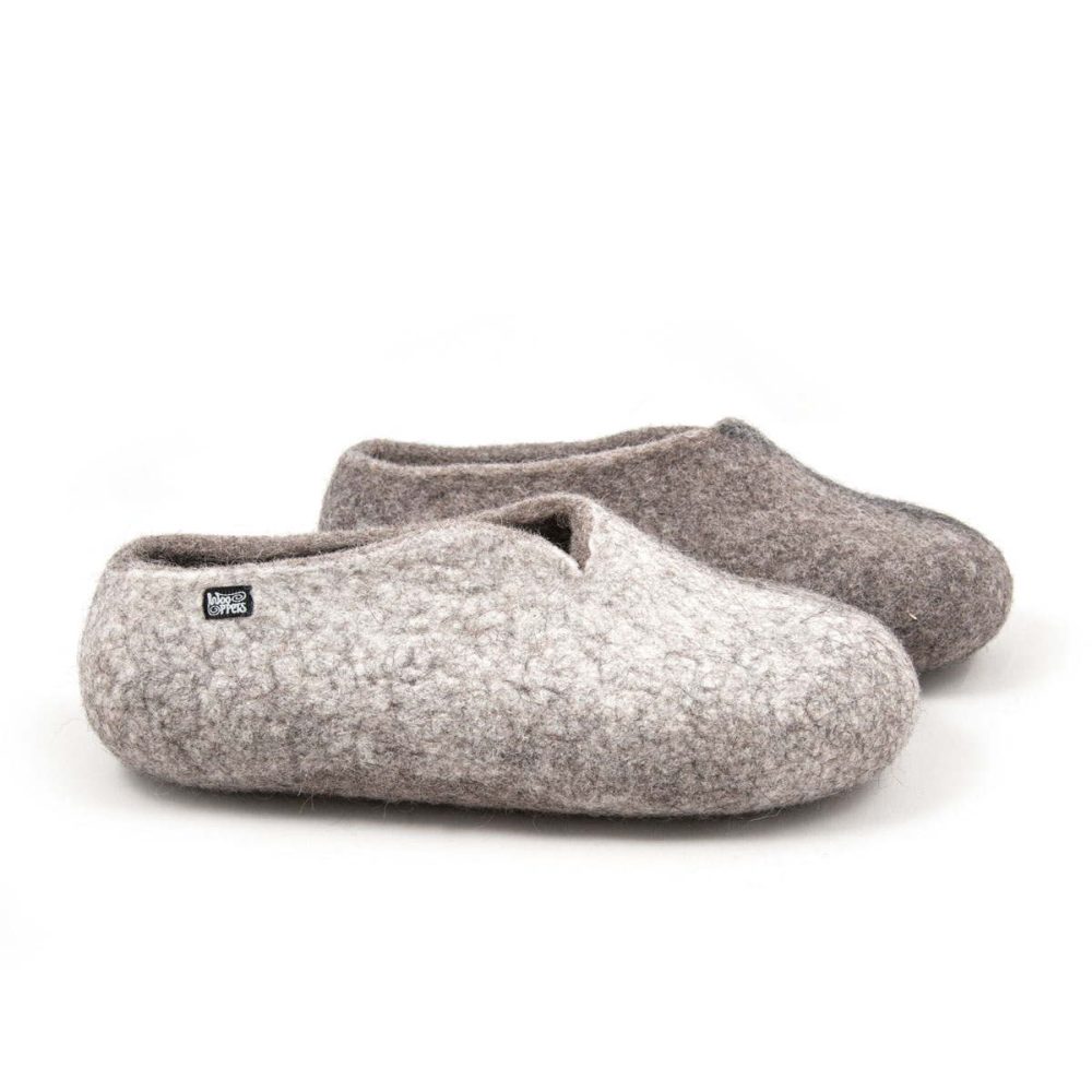 Felt wool slippers from the SEASONS collection by wooppers. This is a side view of a pair in grey. The right slipper has white on the right side of the shoe and the left has black on the left side of the shoe.