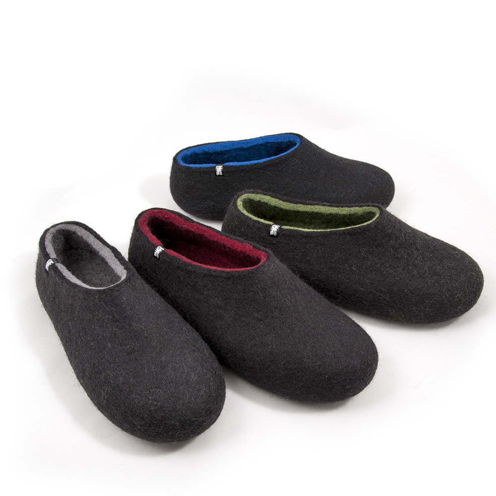 Black wool slippers by Wooppers. The right slipper from four black pairs are standing side by side. The outside of the slippers is black and the colors on the inside from left to right are grey, maroon, olive green and royal blue.