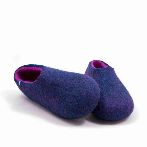 Wool felt slippers with fuchsia interior.
