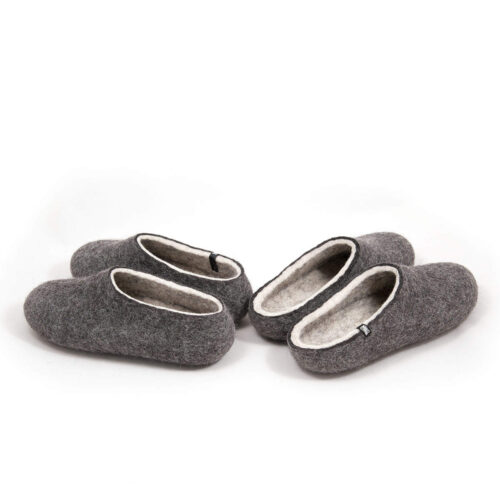 Organic wool slippers dark grey - white, COLORI wooppers collection. We see two pairs, high and low cut at the ankle area.