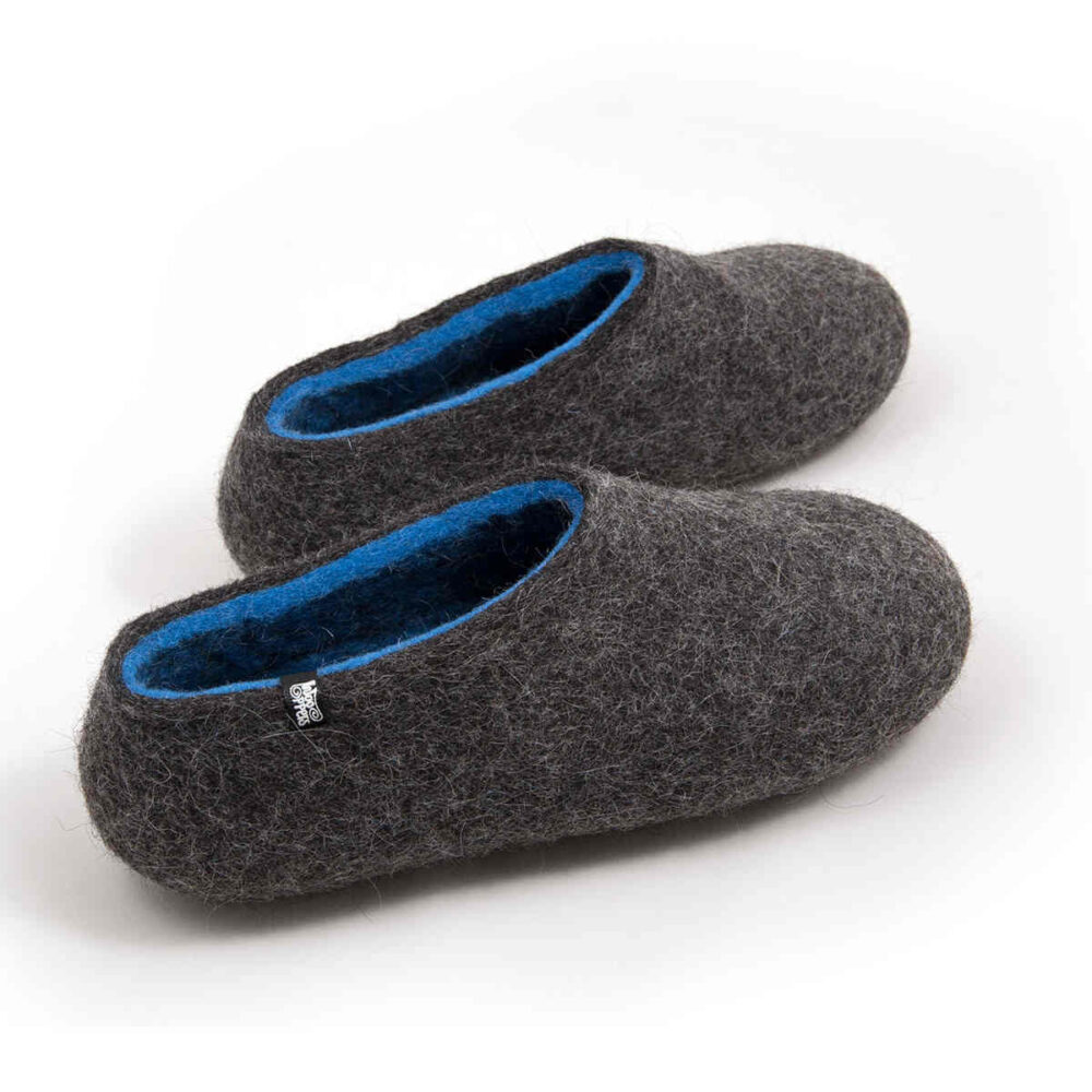 Felted wool house slippers Grey with Blue interior. Seen from the side and back, this pair is clog styled, covering the hill. Felt wool shoes by Wooppers.