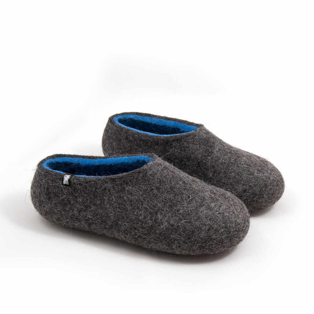 Felted wool house slippers Grey with Blue interior. Seen from the side this pair has a low cut at the back. Felt wool shoes by Wooppers.