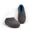 Felted wool house slippers Grey with Blue interior. Seen from the front, this pair is clog styled, covering the hill. Felt wool shoes by Wooppers.