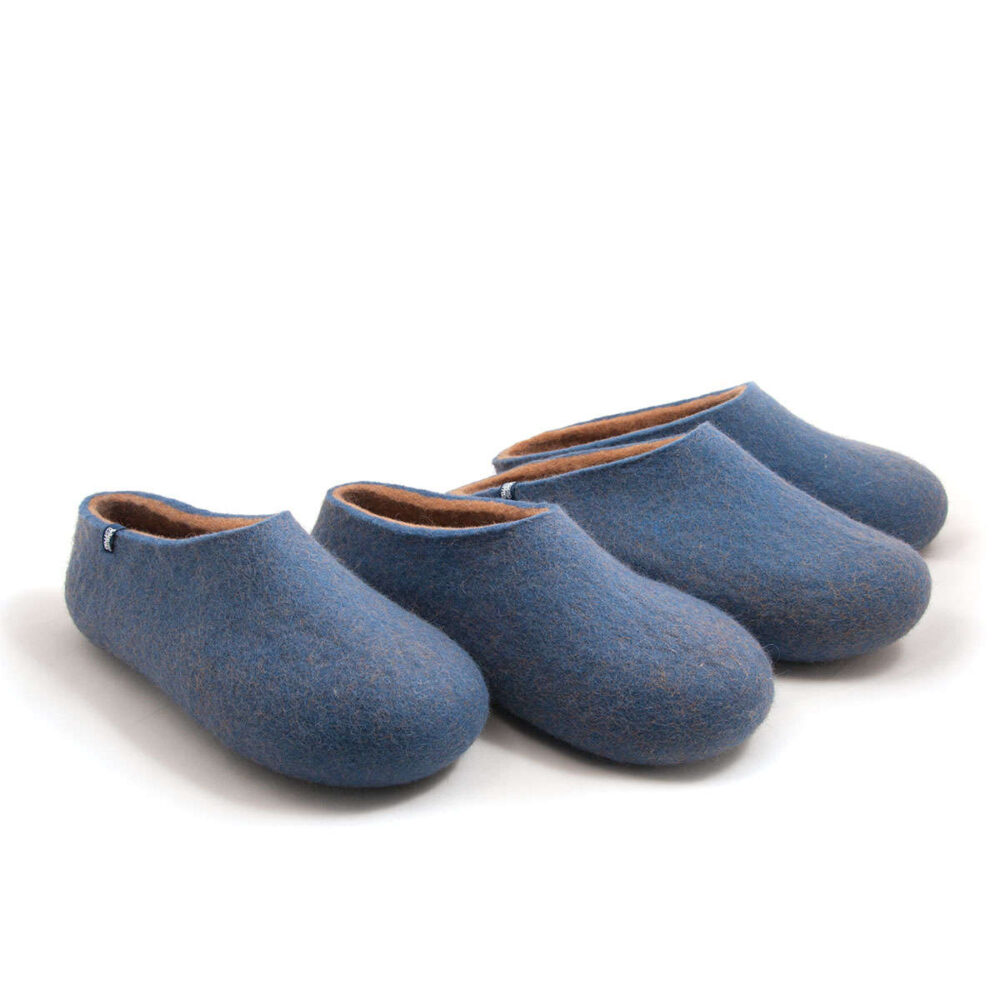 COLORI stone blue beige HIGH and LOW -a Two pairs of felted wool slippers in blue and beige by Wooppers . The pair on the right is cut low at the back, whereas the pair on the left has a closed-back.