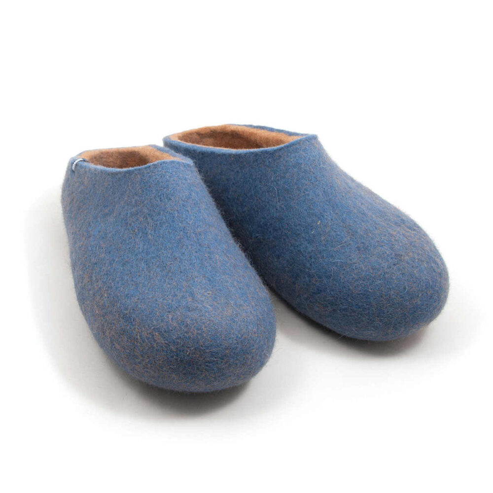COLORI stone blue beige LOW -b Woolen house slippers by Wooppers in blue and beige. Low at the back, mule style slippers. This pair is seen from the front.