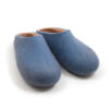 COLORI stone blue beige LOW -b Woolen house slippers by Wooppers in blue and beige. Low at the back, mule style slippers. This pair is seen from the front.