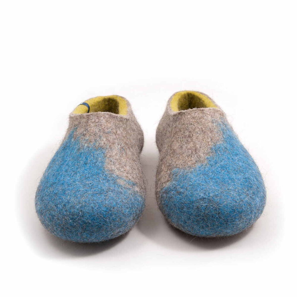 AMIGOS blue natural lime felt wool slippers by Wooppers -d Seen from the front - A pair of wool felt slippers (slip-on, closed-back, low-cut ankle) mottled grey with bright blue in the area of the toes and lime green on the inside. The whole shoe is one continuous piece of felt - no stitches.
