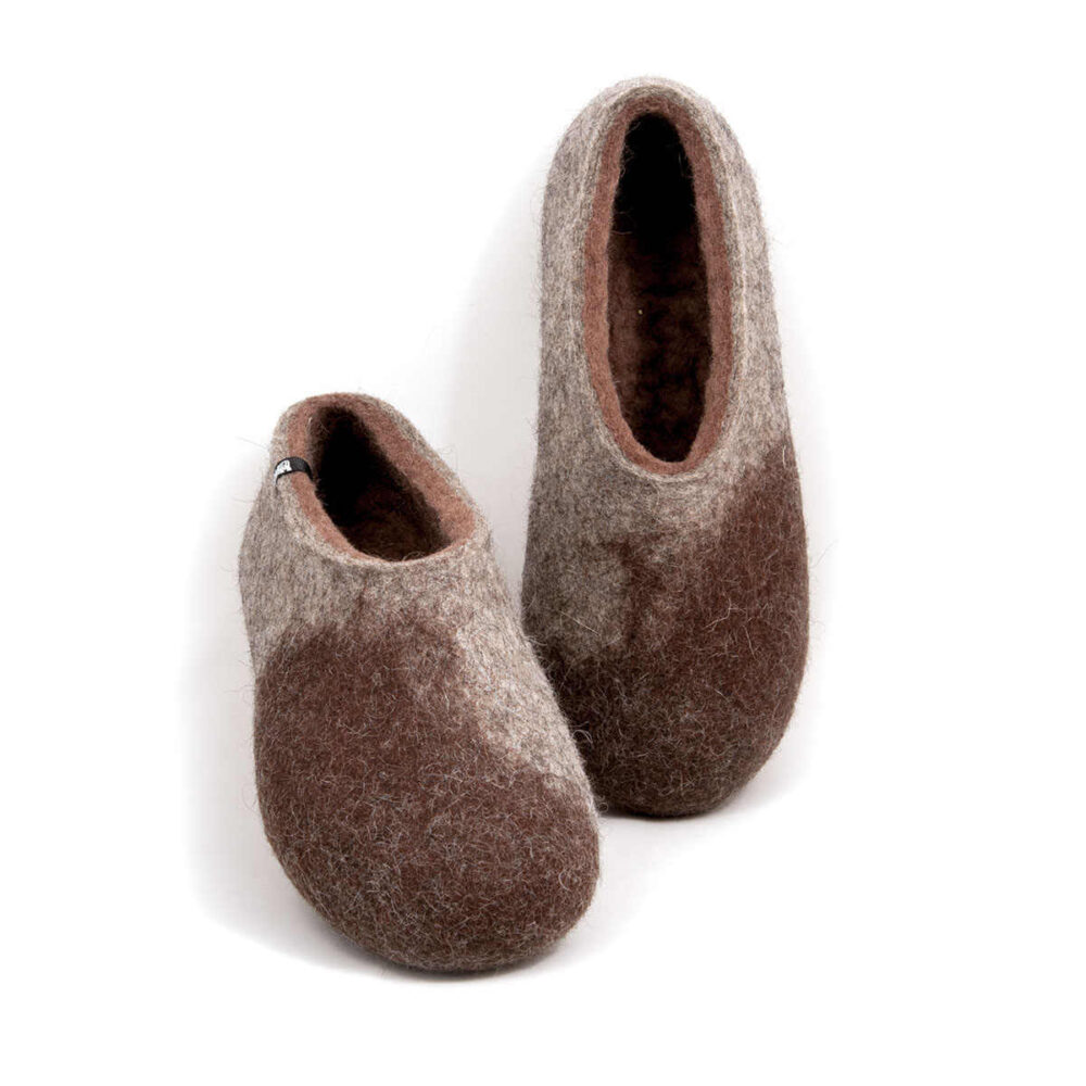 Woolen slippers brown-beige made of felted wool in a continuous rounded toes shape. Greige on the outside, dark brown in the area of the toes and dark beige on the inside.