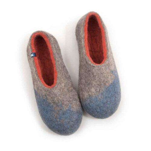 Comfy wool slippers in natural grey with pale blue at the closed toes area and burned orange on the interior.