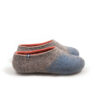 AMIGOS stone blue natural orange -b Seen from the right side - A pair of wool felt slippers (slip-on, closed-back, low-cut ankle) mottled grey with pale blue in the area of the toes and burned orange on the inside. The whole shoe is one continuous piece of felt - no stitches.