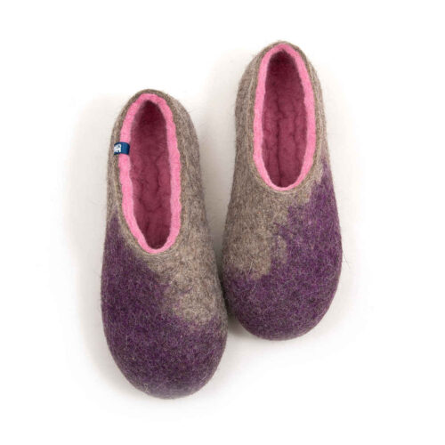 Pair of women's felt wool slippers, closed heel and toe box, natural grey with pink interior and purple on the toes area. Seen from above.