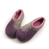 AMIGOS purple natural grey pink -c Pair of women's felt wool slippers, closed heel and toe box, natural grey with pink interior and purple on the toes area. Left shoe slightly overlapping the right one as we see them from the front.