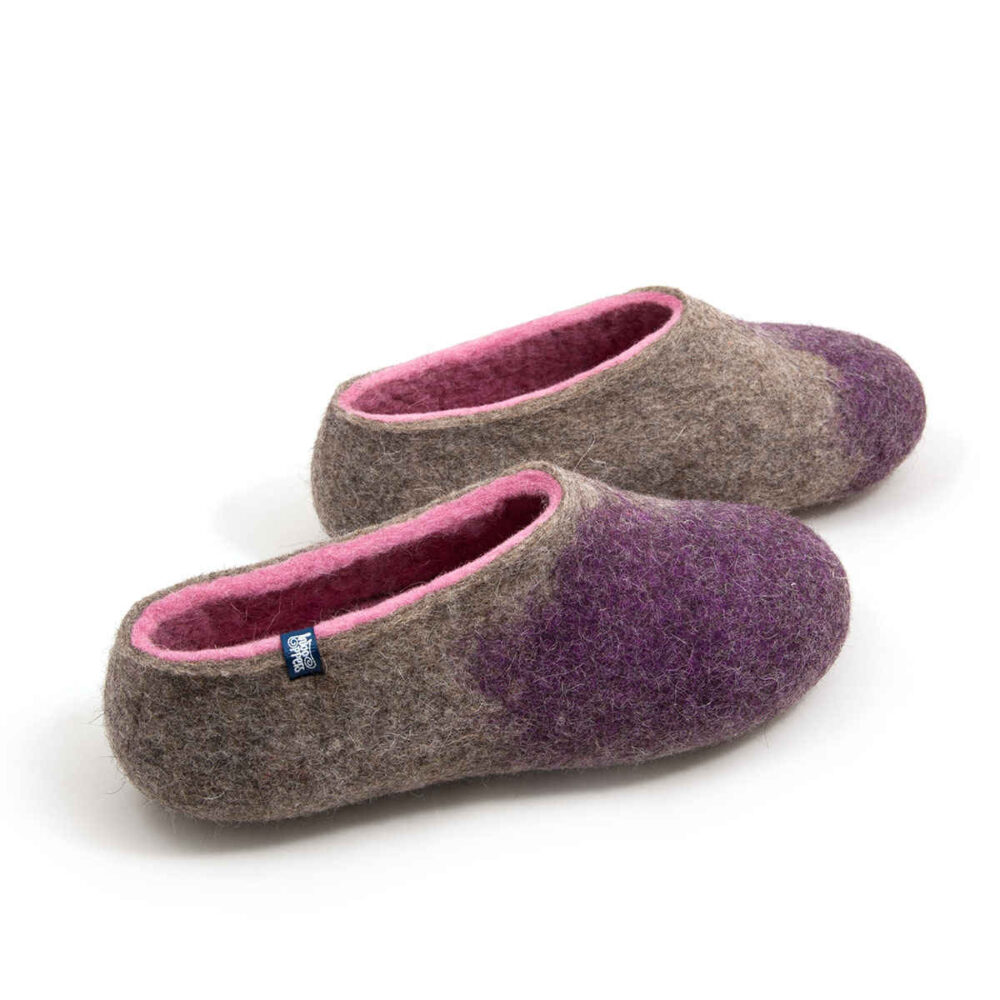 AMIGOS purple natural grey pink -d Pair of felted wool slippers for women, closed heel and toe box, natural grey with pink interior and purple on the toes area. Seen from the right back.