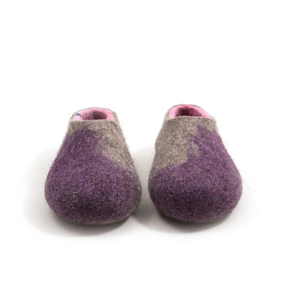 AMIGOS purple natural grey pink -e Pair of wool slippers, closed heel and toe box, natural grey with pink interior and purple on the toes area. Seen from the front.