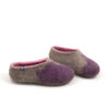 AMIGOS purple natural grey pink -f Pair of women's felt wool slippers, closed heel and toe box, natural grey with pink interior and purple on the toes area. Seen from the right side.