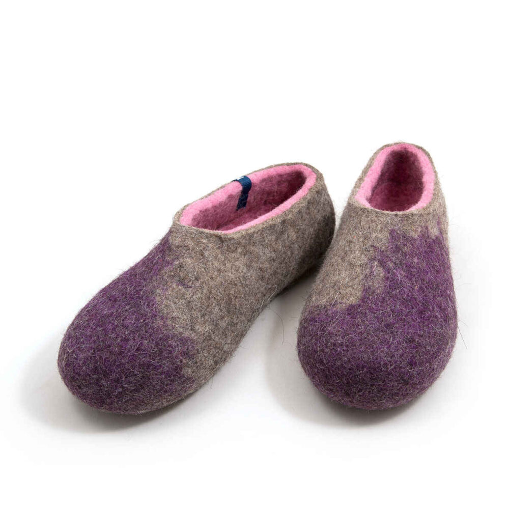 AMIGOS purple natural grey pink -g Pair of felted wool slippers, closed heel and toe box, natural grey with pink interior and purple on the toes area. Seen from the front.