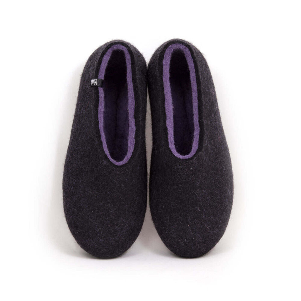 DUAL black lilac_a A pair of wool house slipper shoes with lilac on the inside. Top view.
