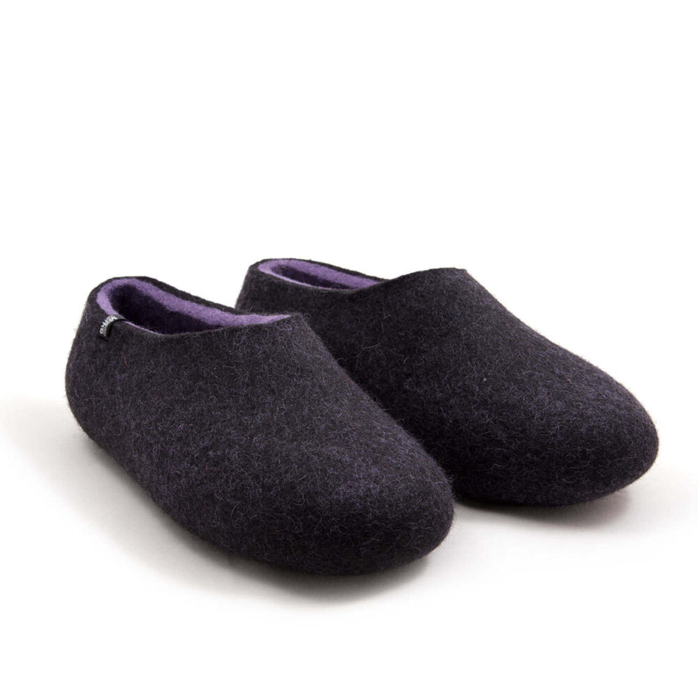 DUAL black lilac_c A pair of wool house slippers with lilac on the inside. Three quarters view.