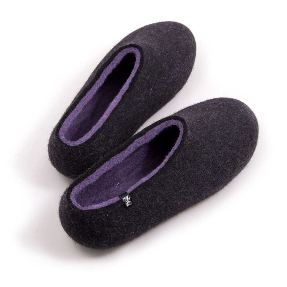 DUAL black lilac_d A pair of wool house slipper shoes with lilac on the inside. Seen from a back elevated view.