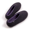 DUAL black lilac_d A pair of wool house slipper shoes with lilac on the inside. Seen from a back elevated view.