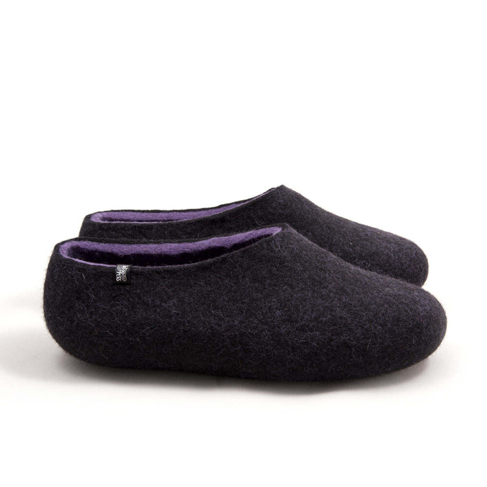DUAL black lilac_e A pair of wool house slipper shoes with lilac on the inside. Side view.