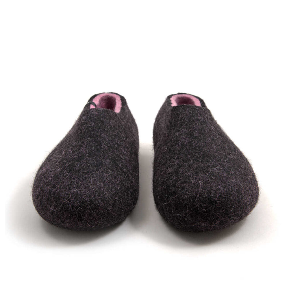 DUAL black pink_b A pair of wool house slippers with pink on the inside. Seen from the front.