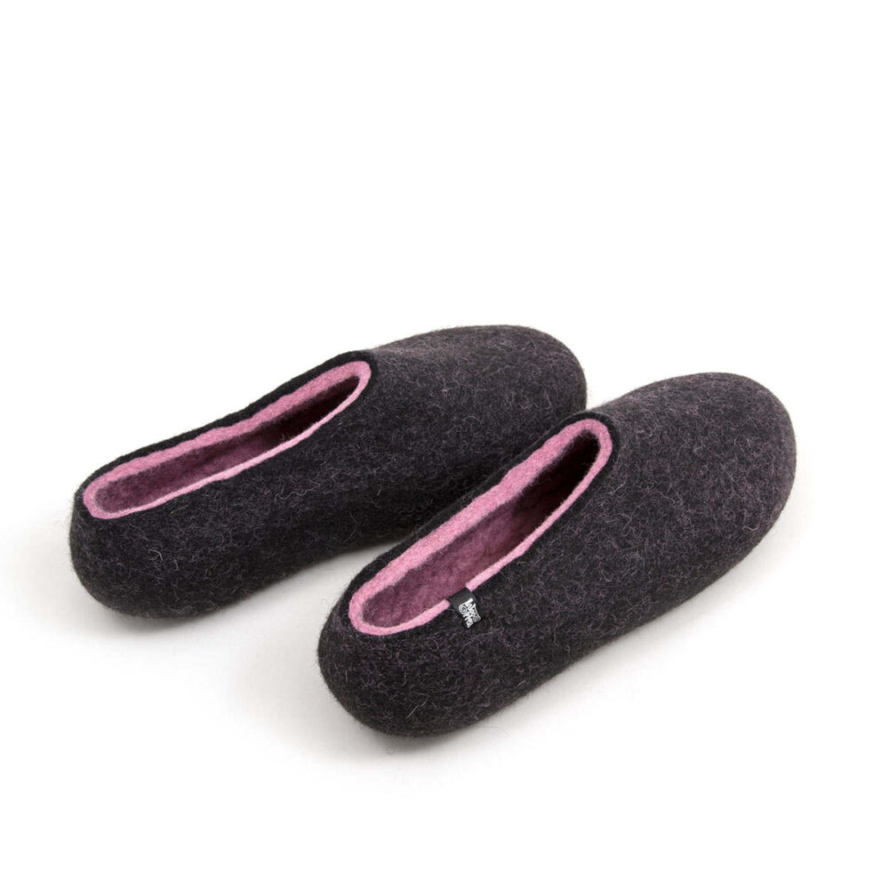 DUAL black pink_e A pair of wool house slipper shoes with pink on the inside. Elevated back view.