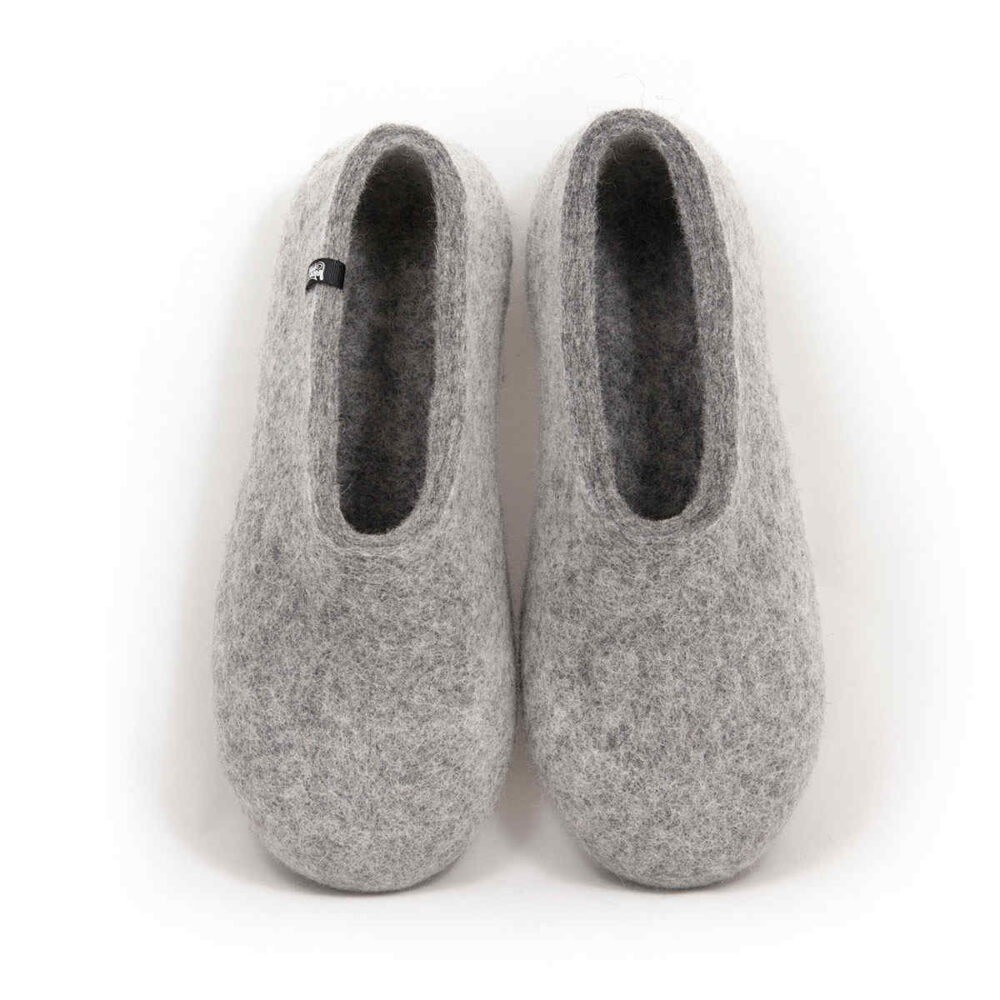 A pair of light mottled grey slippers in pure wool seen from above.