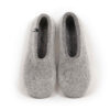 A pair of light mottled grey slippers in pure wool seen from above.