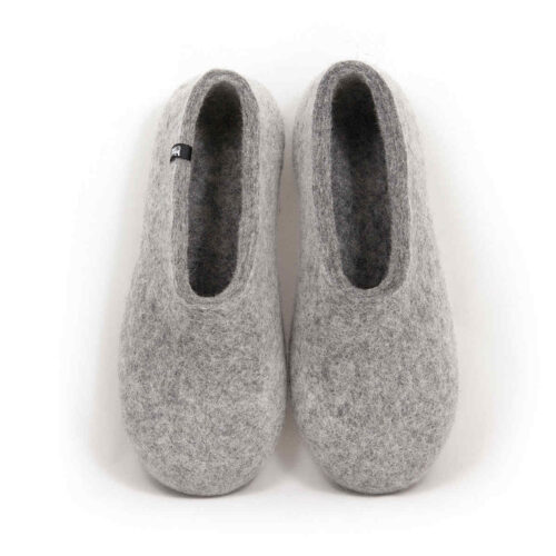 A pair of light mottled grey slippers in pure wool seen from above.
