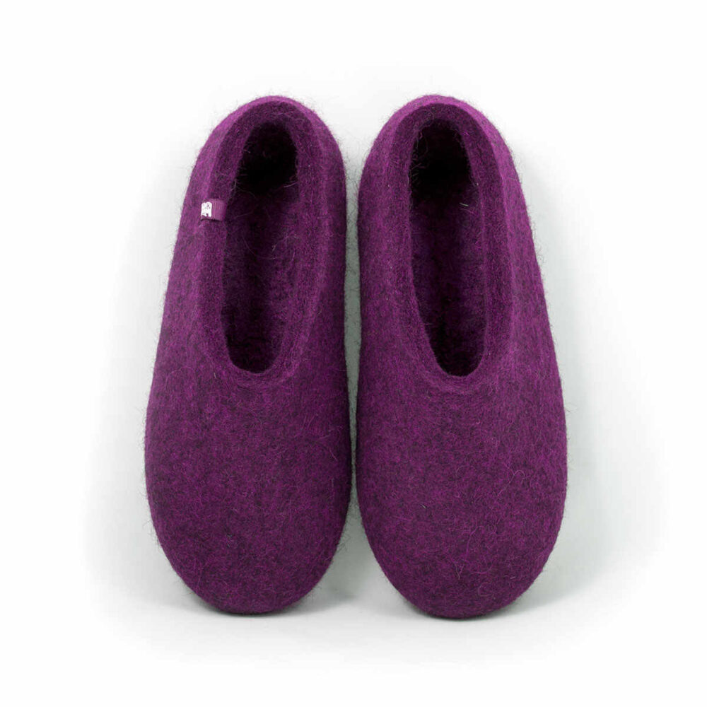 BASIC purple -a A pair of house shoes in purple felted wool, seen from above.