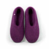 BASIC purple -a A pair of house shoes in purple felted wool, seen from above.