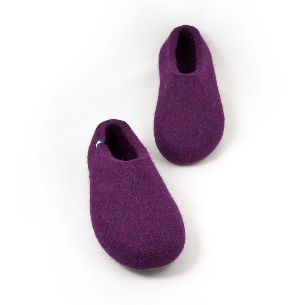BASIC purple -d A pair of house shoes in purple felted wool.