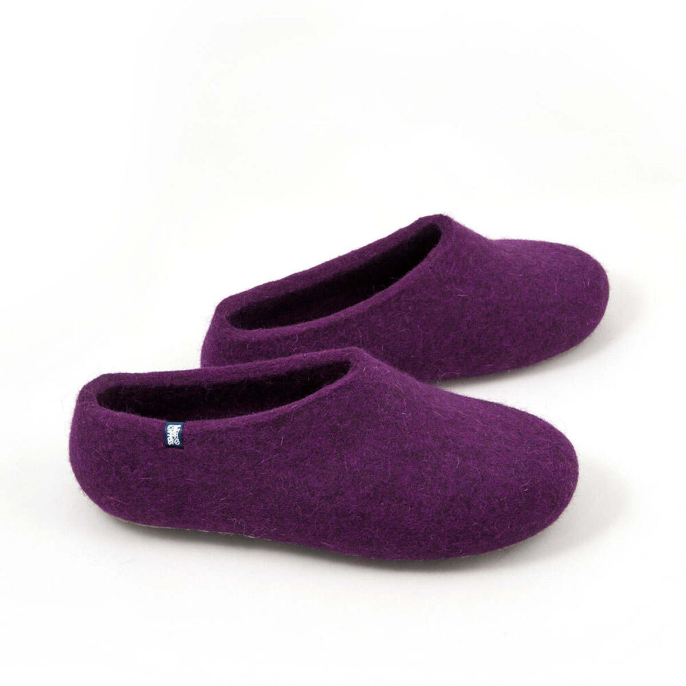 BASIC purple -f A pair of house shoes in purple felted wool, seen from the side.